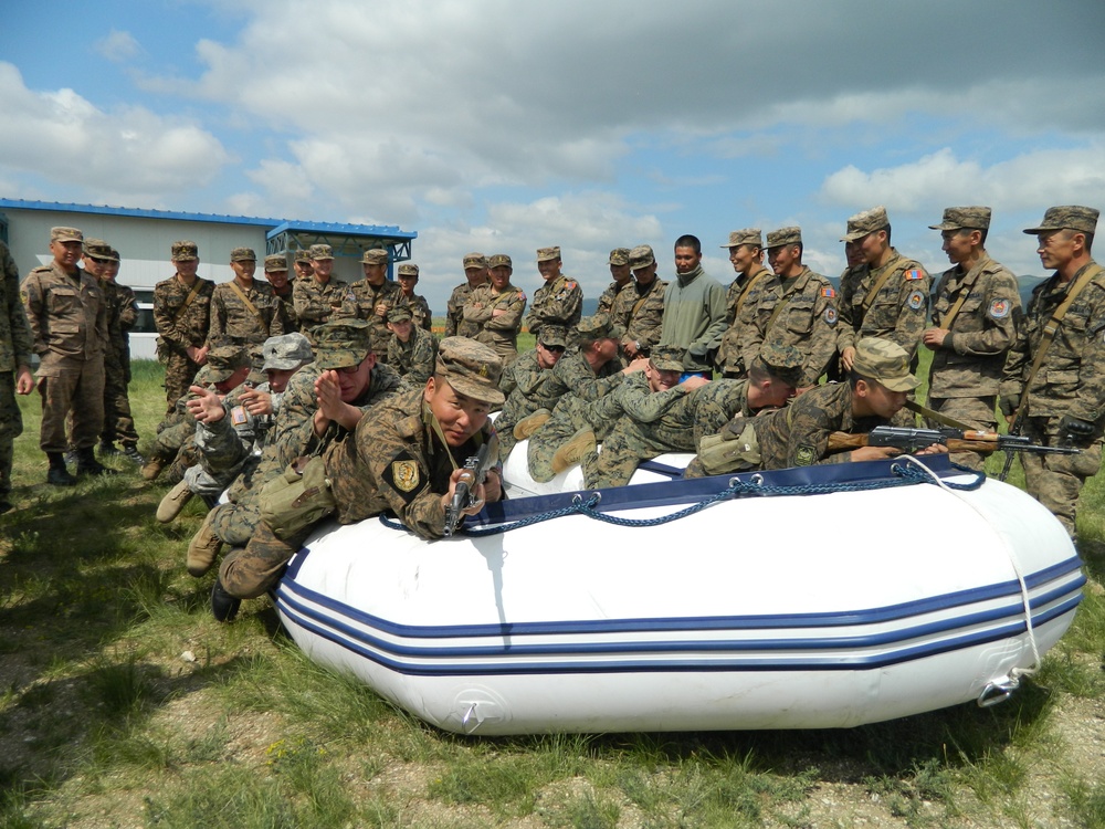 Mongolian, US service members practice riverine operations