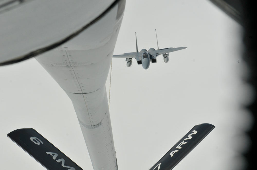 RED FLAG-Alaska fighter jets refuel above the clouds