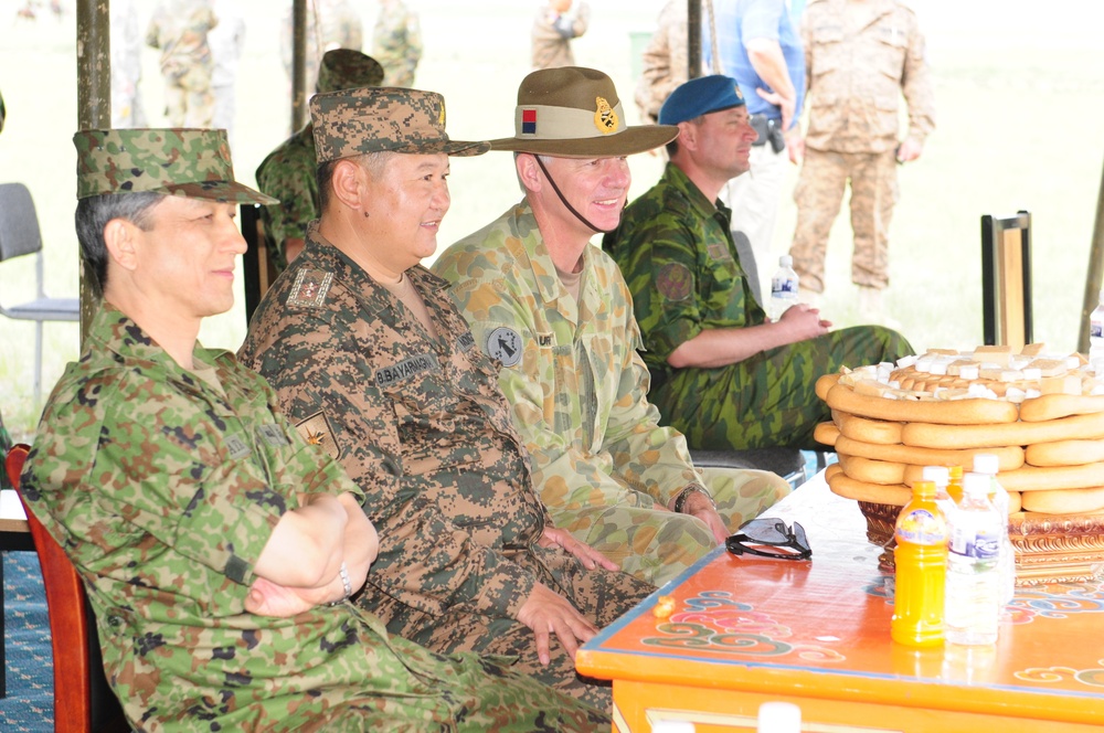 Gen. Iwata and Maj. Gen. Burr visit Khaan Quest 2014