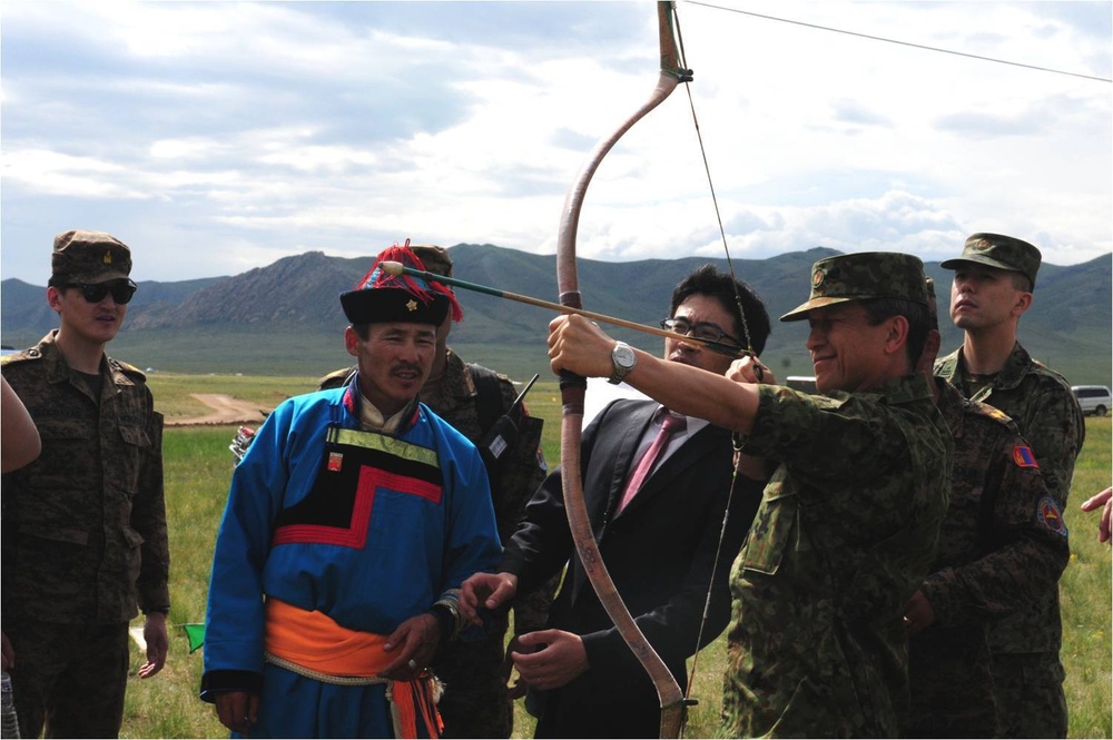 Gen Iwata and Maj Gen Burr visit Khaan Quest 2014