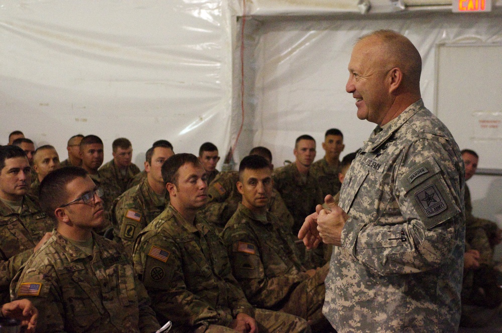 ARNG Command Sgt. Maj. Conley visits with Oregon Soldiers