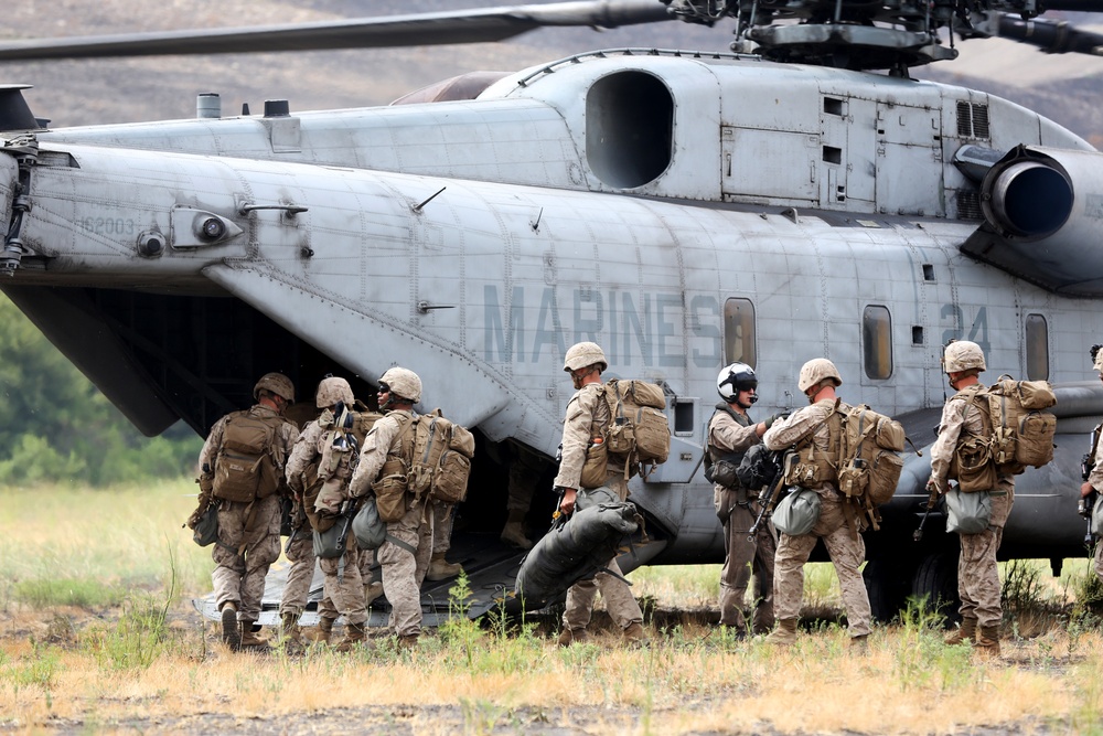 HMH-465 performs raid exercise with ground units