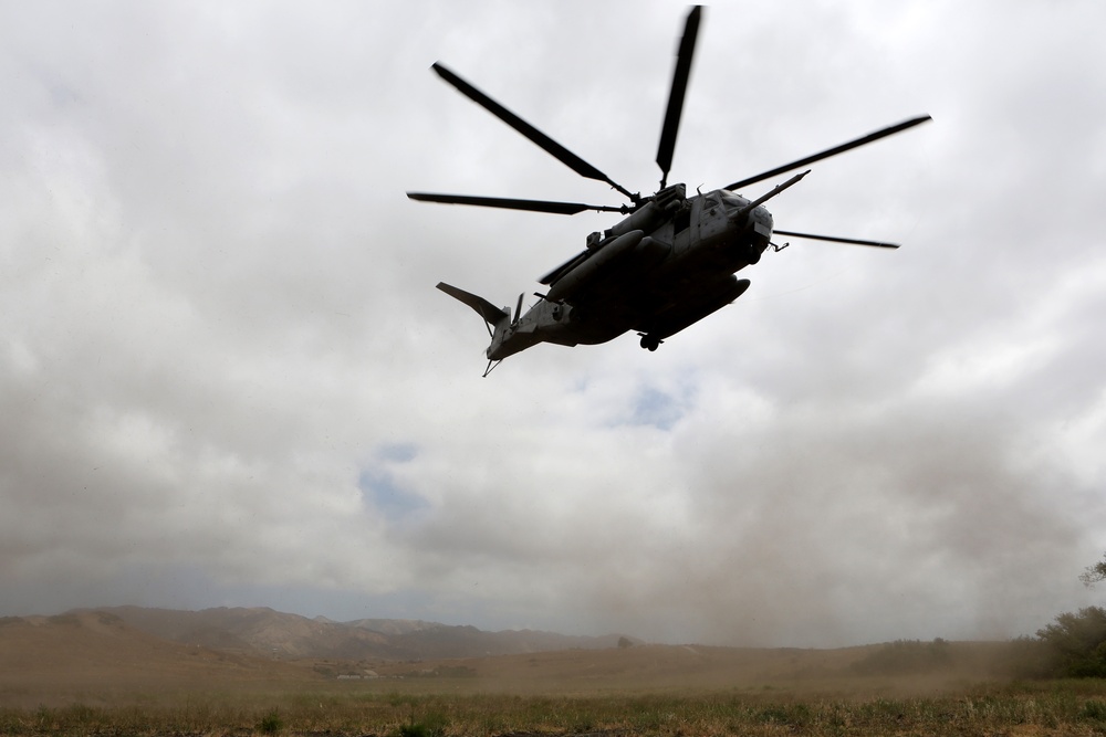 HMH-465 performs raid exercise with ground units