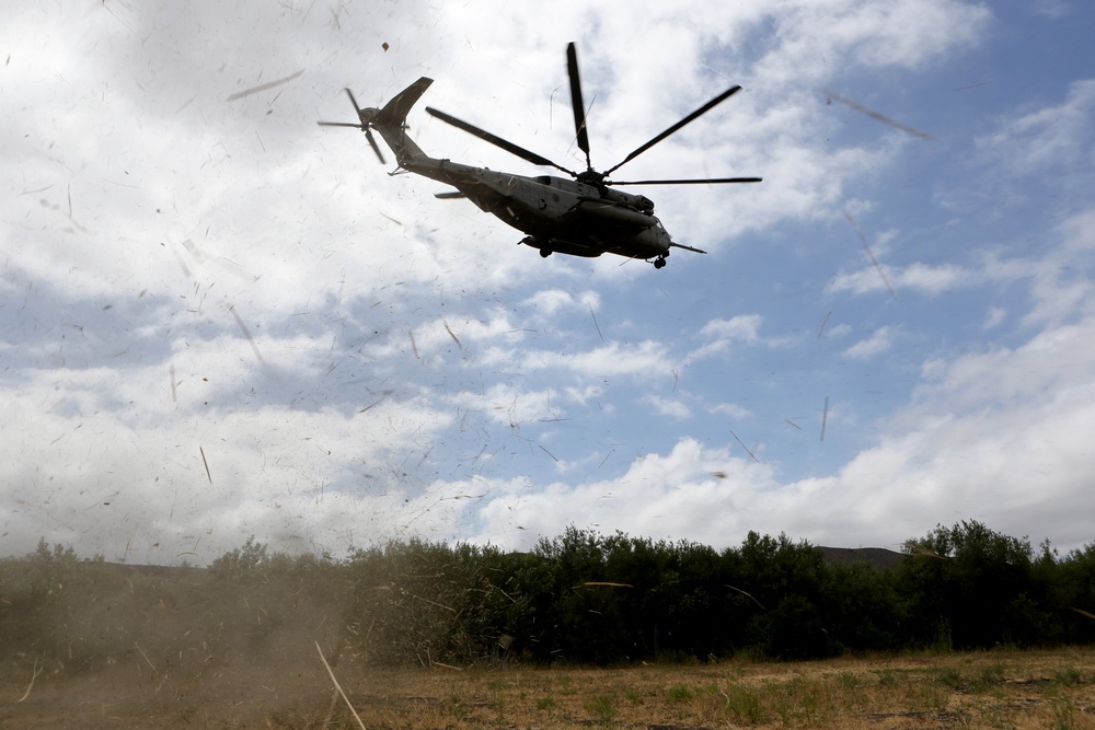 HMH-465 performs raid exercise with ground units