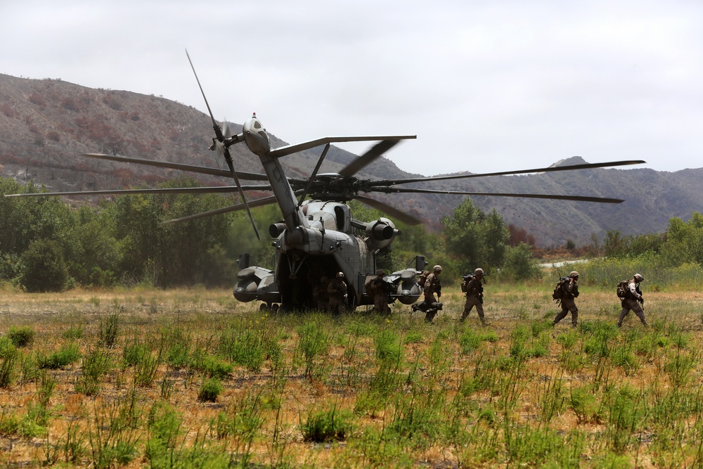 HMH-465 performs raid exercise with ground units