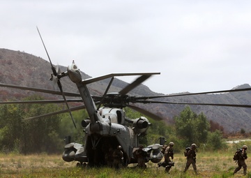 HMH-465 performs raid exercise with ground units