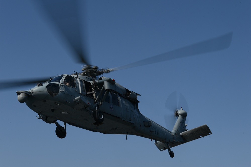 MH-60S Seahawk takes off from the amphibious transport dock ship USS Mesa Verde