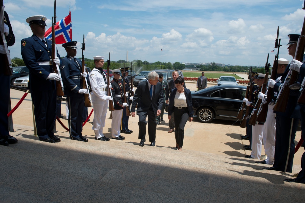 Secretary of Defense Chuck Hagel hosts Norwegian Minister of Defense Ine Marie Eriksen Søreide