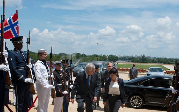 Secretary of Defense Chuck Hagel hosts Norwegian Minister of Defense Ine Marie Eriksen Søreide