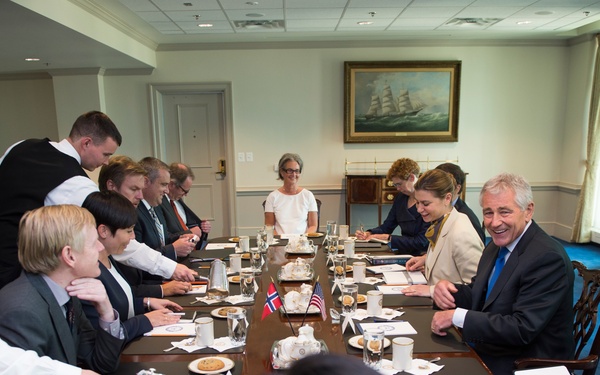 Secretary of Defense Chuck Hagel hosts Norwegian Minister of Defense Ine Marie Eriksen Søreide