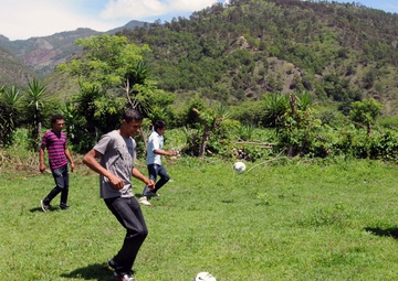 US troops hike over 4,000 pounds of food, supplies, clothing to Honduras village