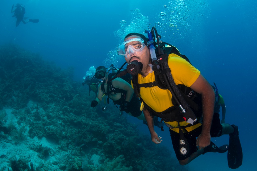 US Navy divers and Belizean Coast Guard divers work together during Southern Partnership Station '14