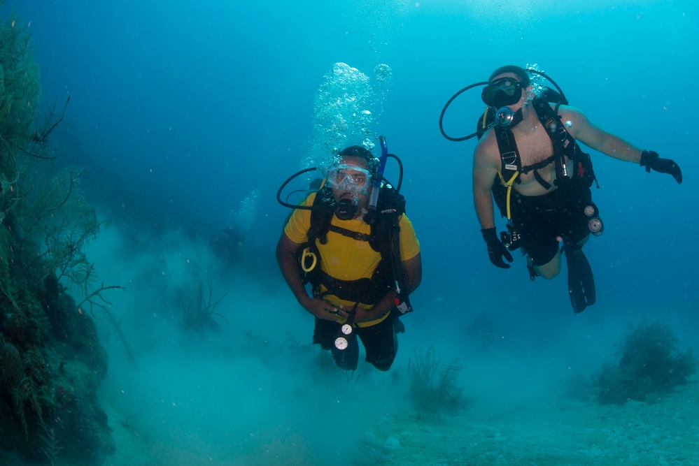 US Navy divers and Belizean Coast Guard divers work together during Southern Partnership Station '14