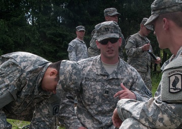 Paratroopers learn field medical care in Poland