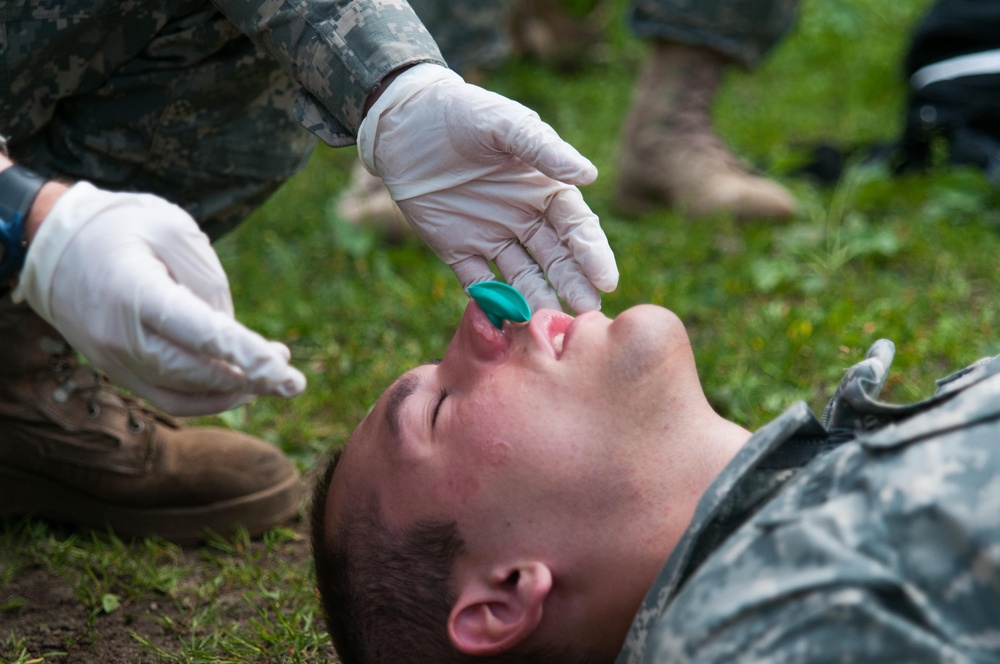 Paratroopers learn field medical care in Poland