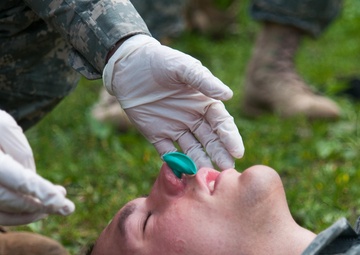Paratroopers learn field medical care in Poland