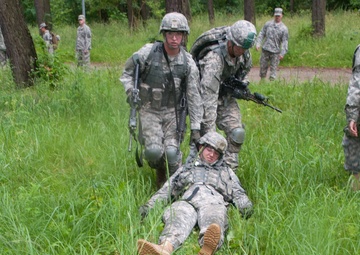 Paratroopers learn field medical care in Poland