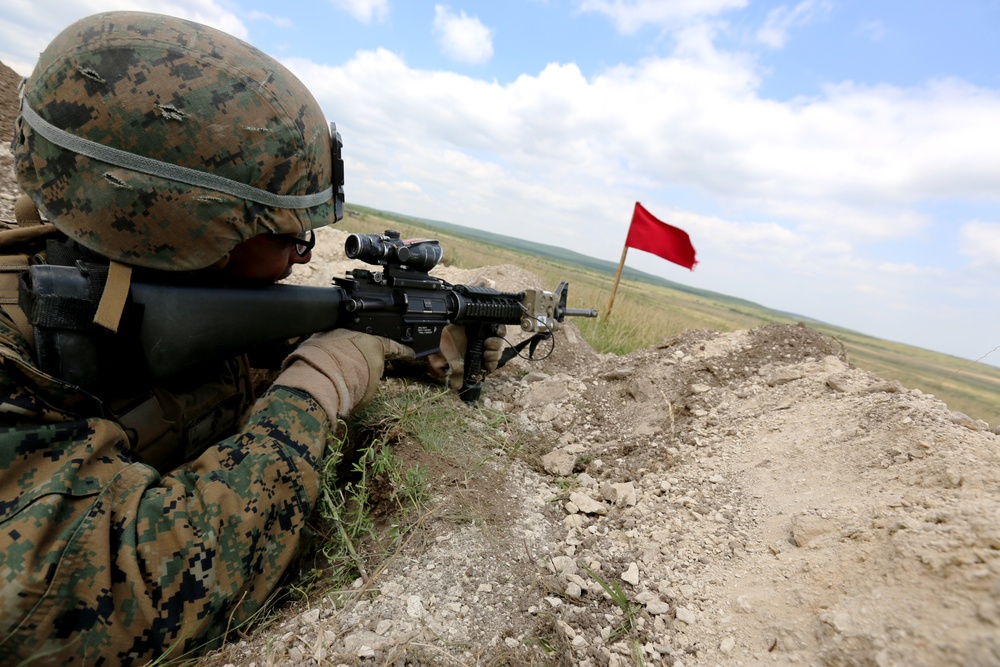 Marines and sailors of BSRF-14 conduct in a live-fire exercise with Romanian soldiers part of the 307th Naval Infantry Battalion