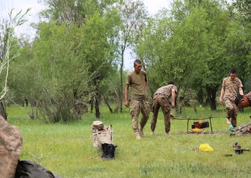US Marines lead Mongolians during nine-day survivor course at KQ14
