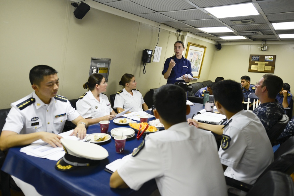 PLA(N) Peace Ark personnel visit the US Coast Guard Cutter Waesche (WMSL 751)