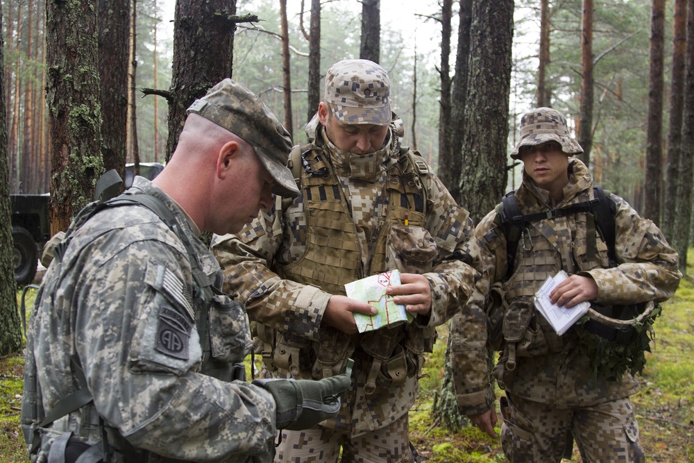 Paratroopers, Latvian Soldiers share communication, navigation expertise