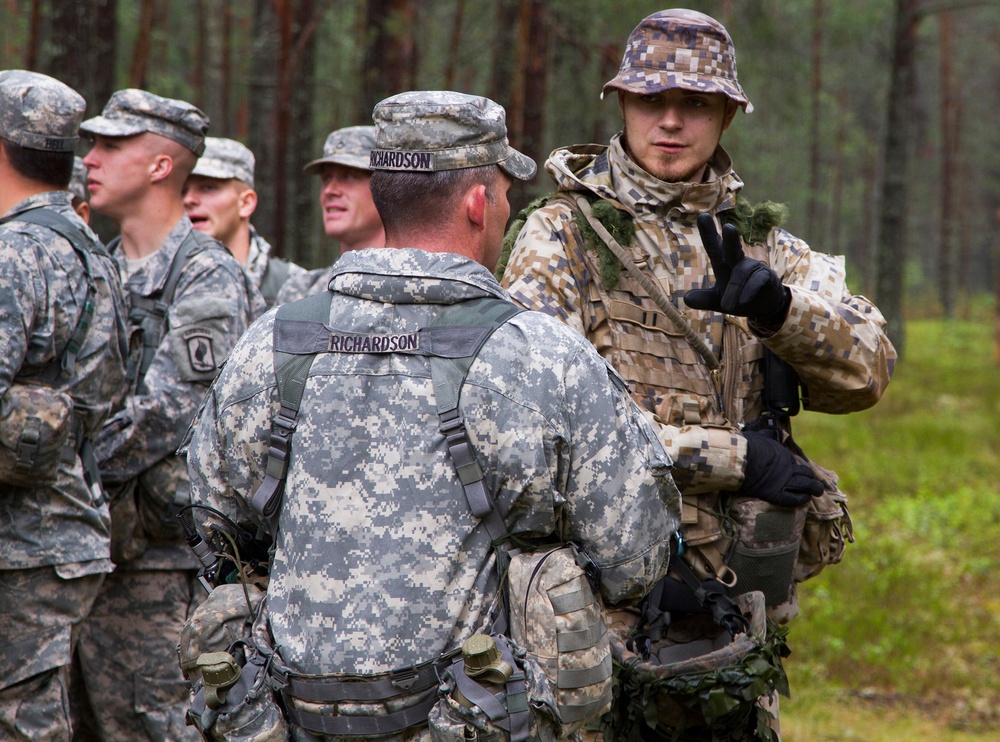 Paratroopers, Latvian Soldiers share communication, navigation expertise