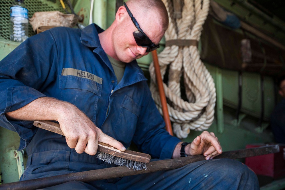 22nd MEU Marines bust rust from AAV equipment