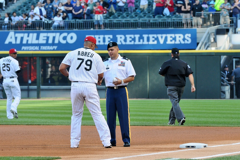 Army captain meets Chicago White Sox first baseman at Fourth of July home game