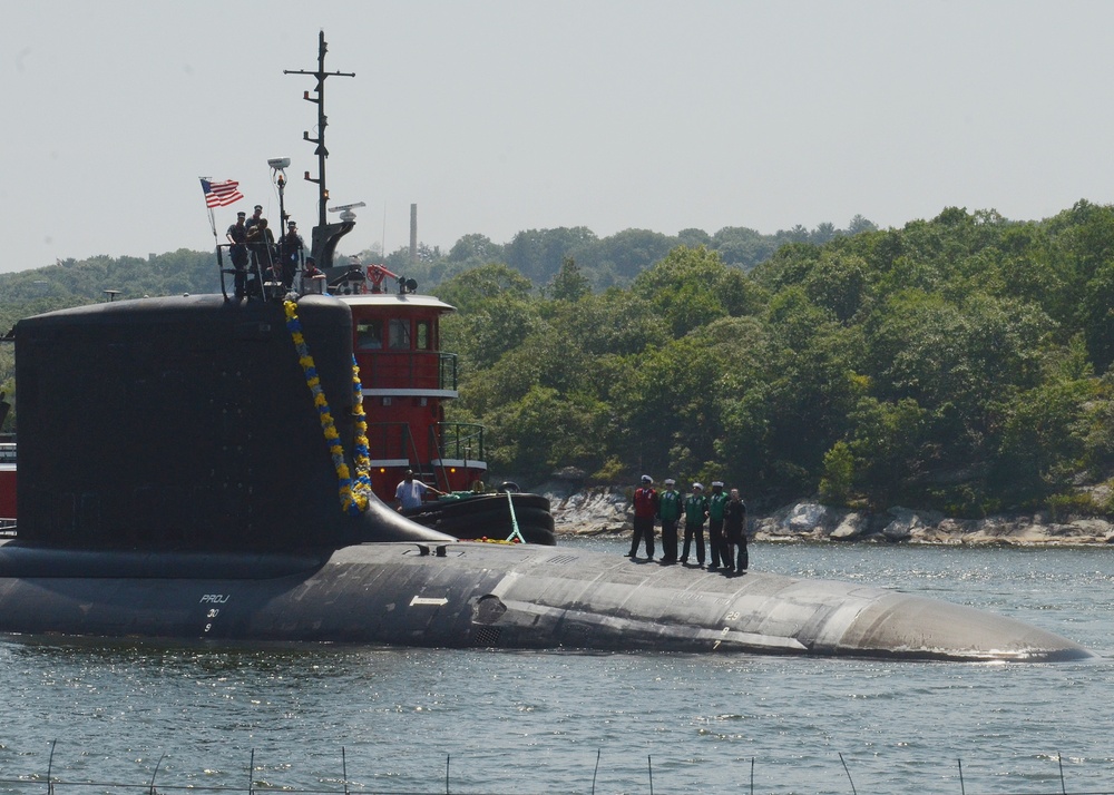 USS Virginia transits the Thames River