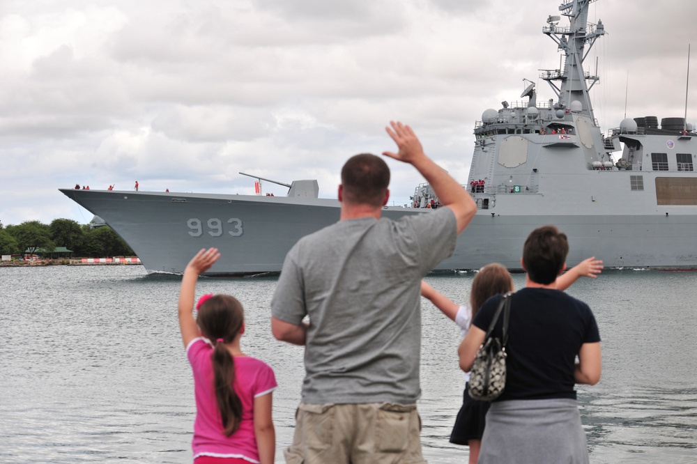 Ships depart for sea phase, RIMPAC 2014