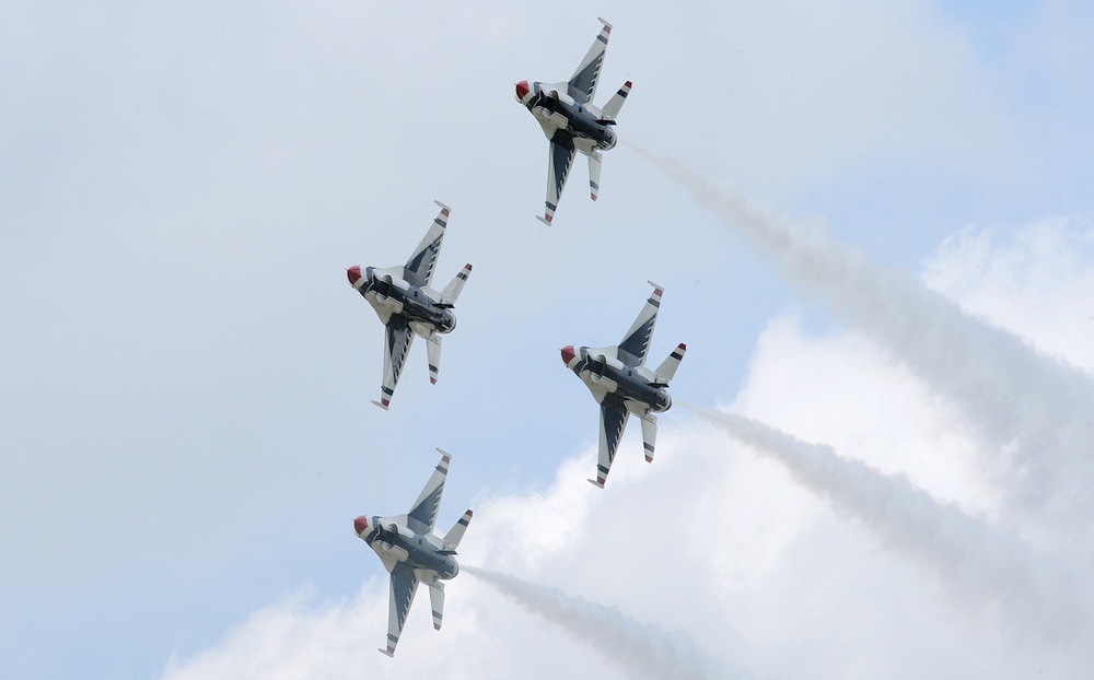 Thunderbirds perform at Battle Creek Field of Flight Air Show