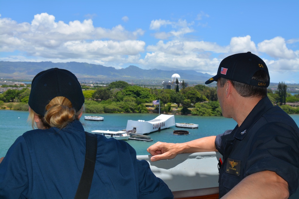 USS Peleliu leaves port