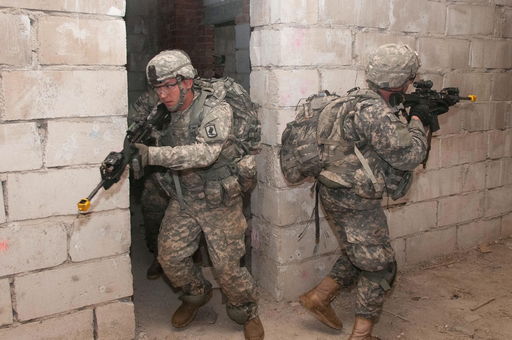 Paratroopers conduct MOUT training in Poland
