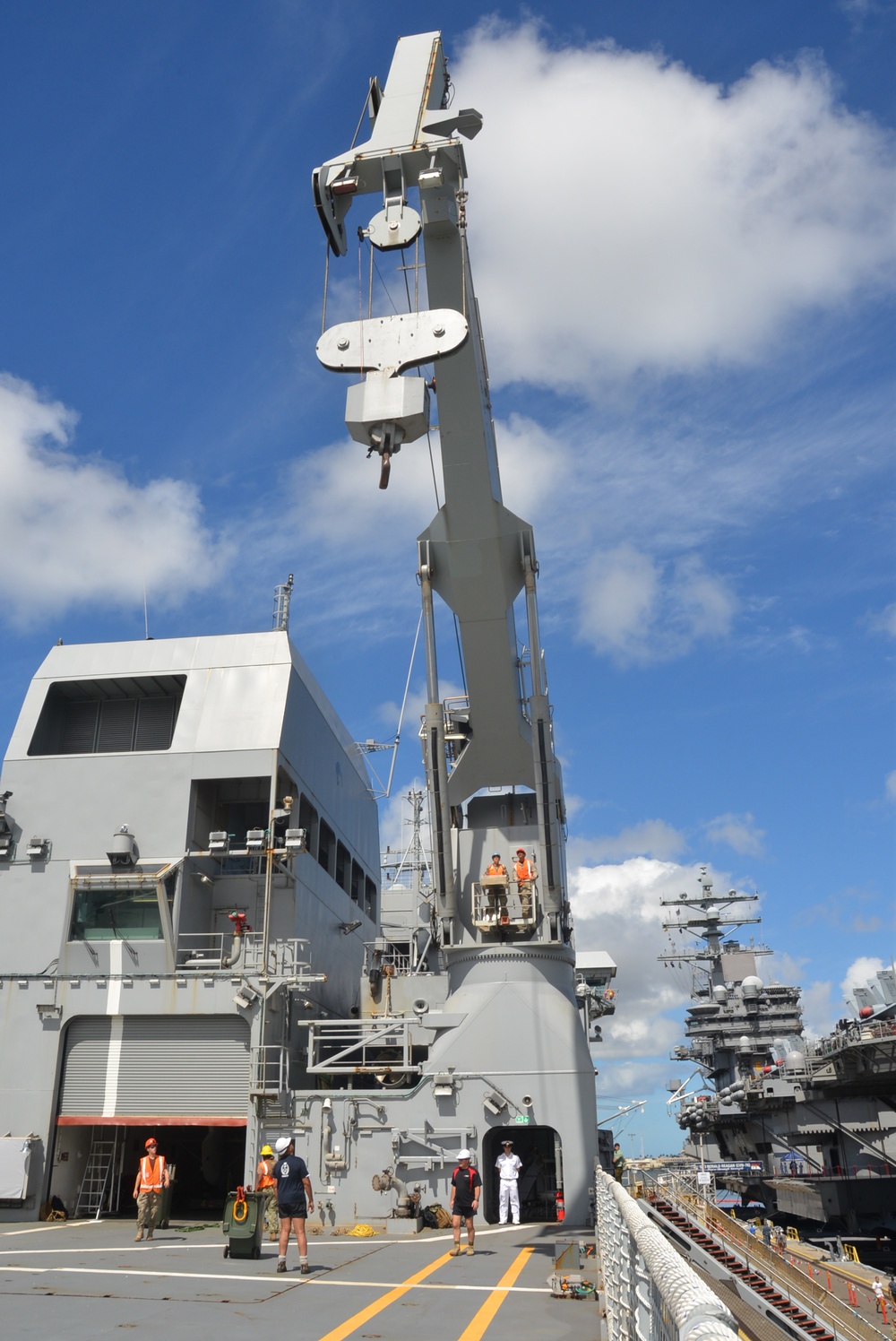 Navy Cargo Handling Battalion 14 (NCHB 14) reservists, HMNZS Canterbury (L 421) onload