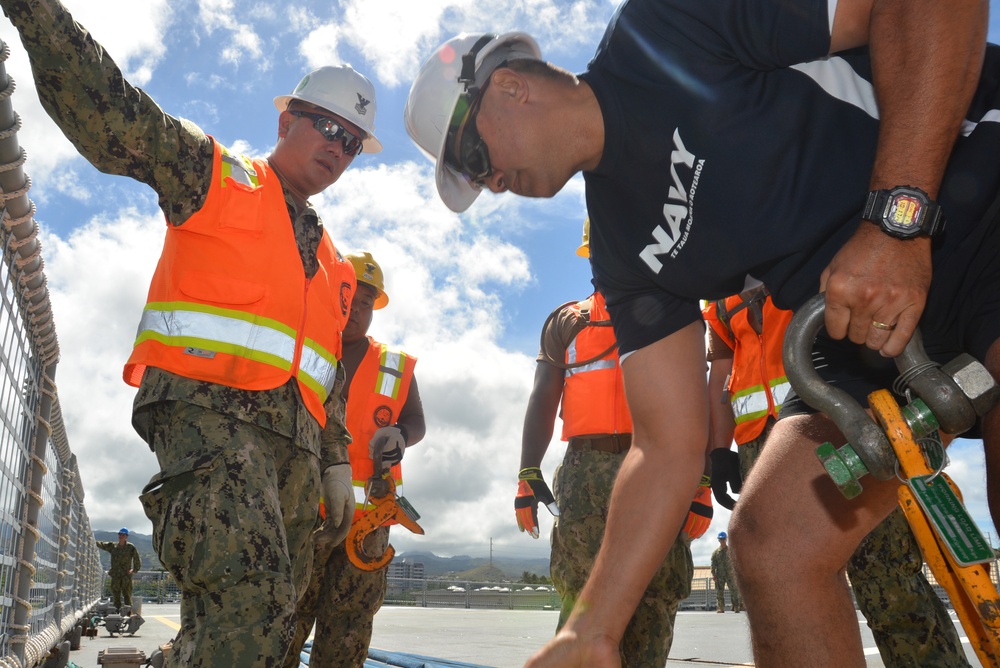 Navy Cargo Handling Battalion 14 (NCHB 14) reservists, HMNZS Canterbury (L 421) onload