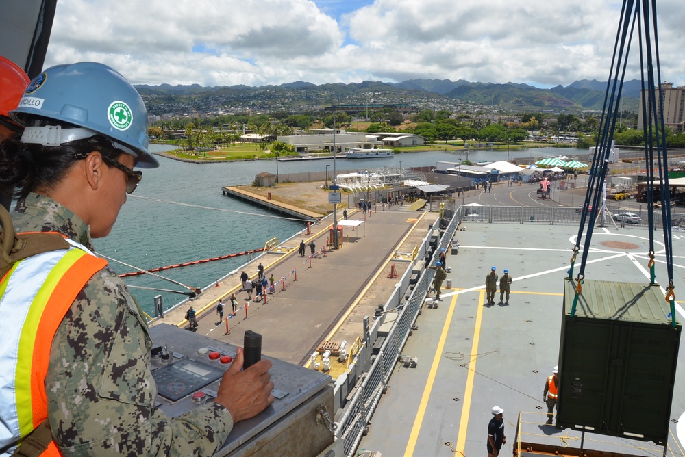 Navy Cargo Handling Battalion 14 (NCHB 14) reservists, HMNZS Canterbury (L 421) onload