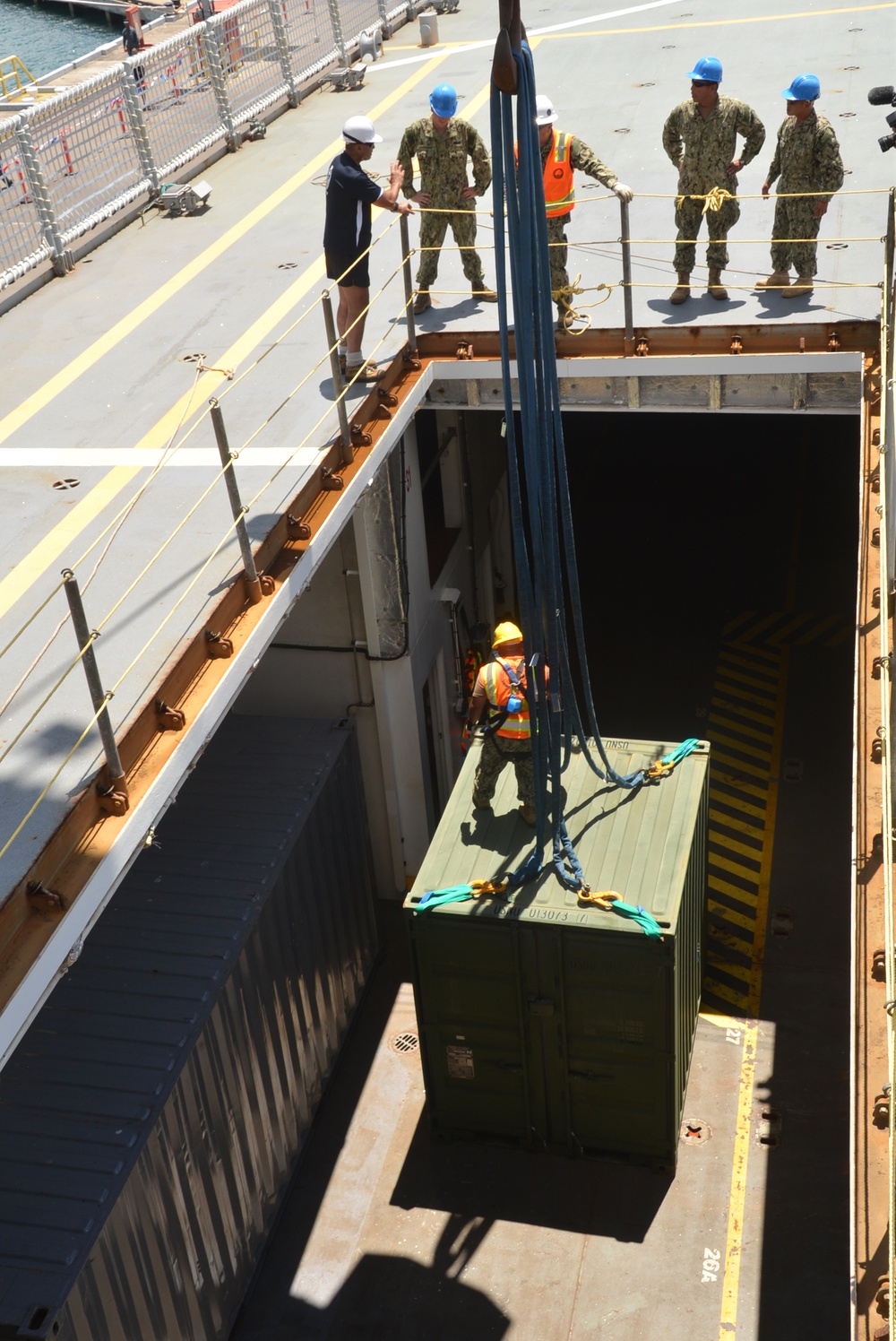 Navy Cargo Handling Battalion 14 (NCHB 14) reservists, HMNZS Canterbury (L 421) onload