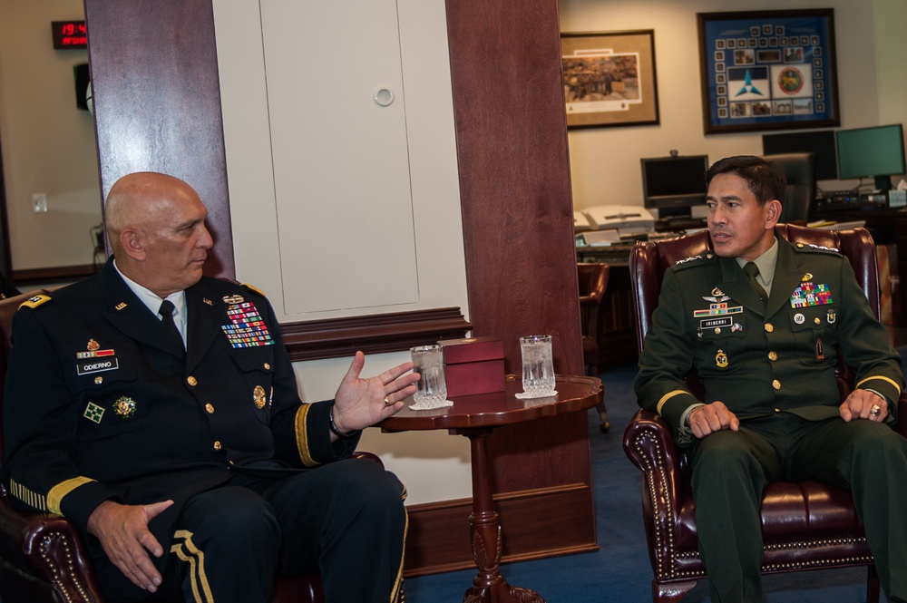 Philippine army counterpart visit with US Army Chief of Staff Gen. Ray Odierno