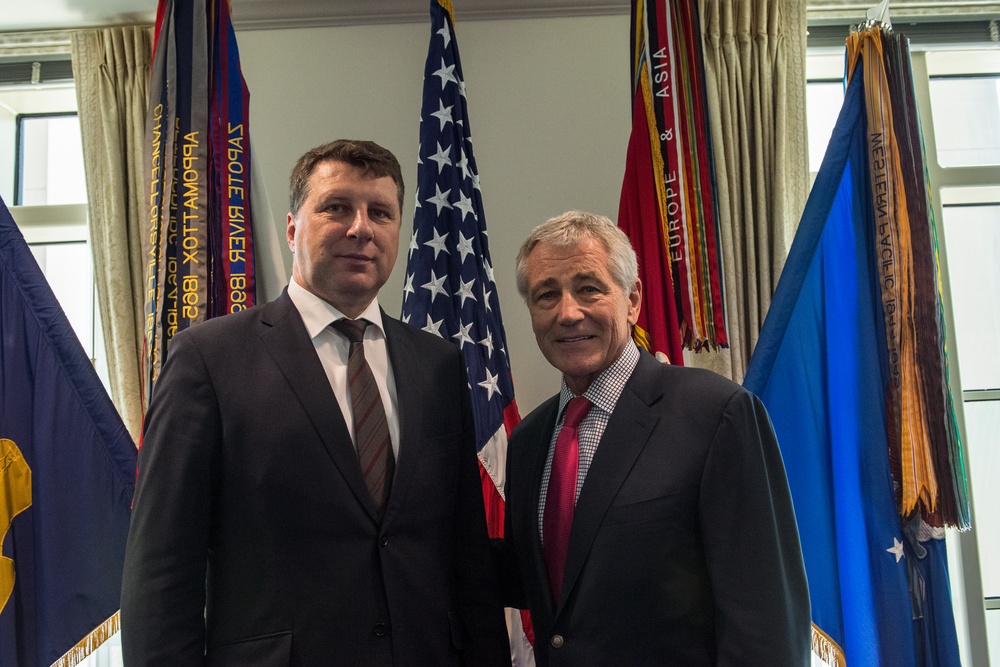 Hagel meets Latvian defense minister at the Pentagon