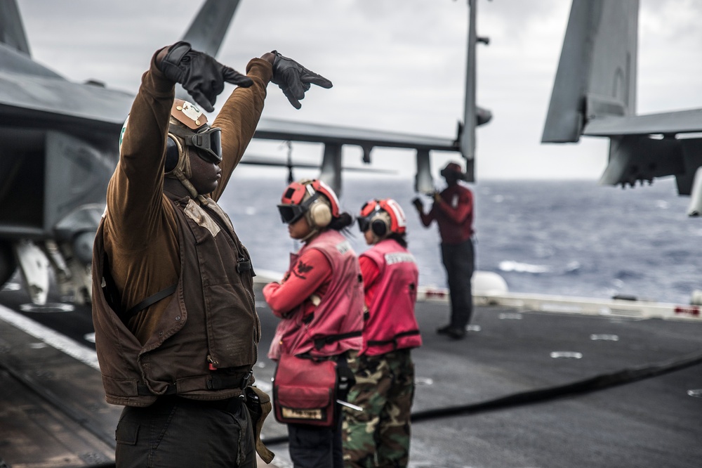 DVIDS - Images - USS George Washington flight deck operations [Image 6 ...