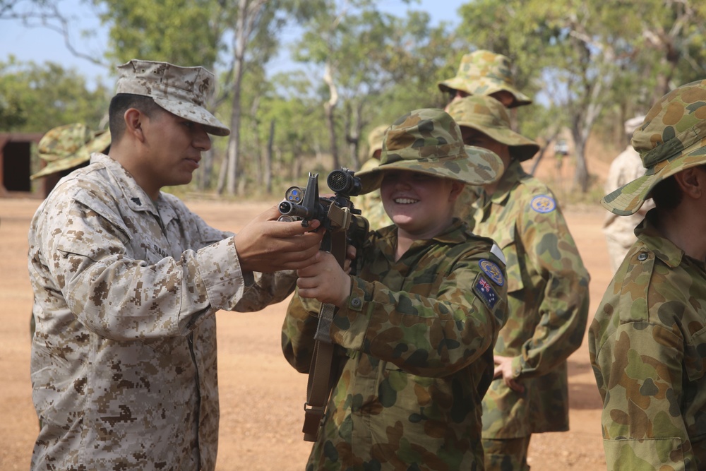 Images - Australian Army Cadets visit MRF-D Marines 3 of 10]