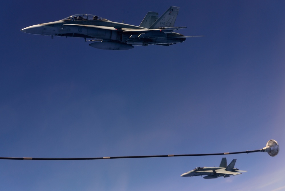 RCAF CC-150T Polaris refuel, RIMPAC 2014