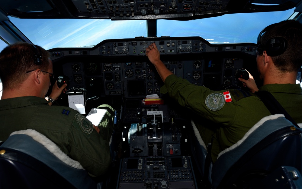 RCAF CC-150T Polaris refuel, RIMPAC 2014