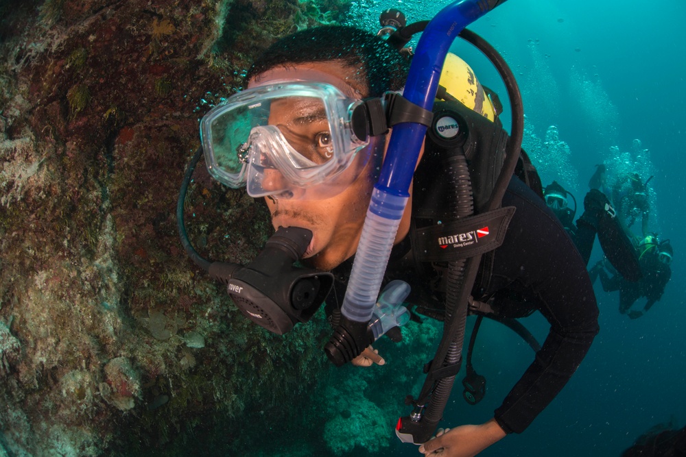 US Navy divers and Belizean Coast Guard divers work together during Southern Partnership Station '14