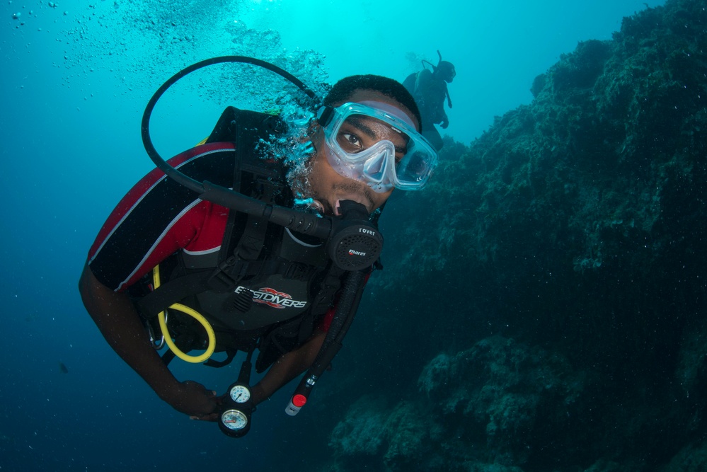 US Navy divers and Belizean Coast Guard divers work together during Southern Partnership Station '14