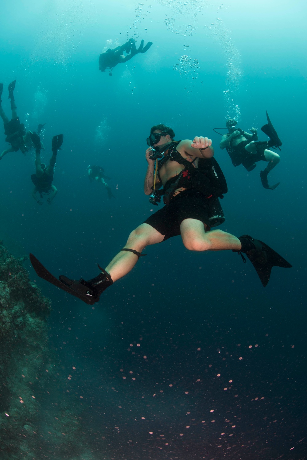 US Navy divers and Belizean Coast Guard divers work together during Southern Partnership Station '14