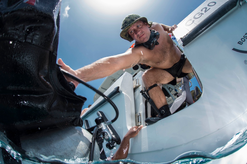 US Navy divers and Belizean Coast Guard divers work together during Southern Partnership Station '14