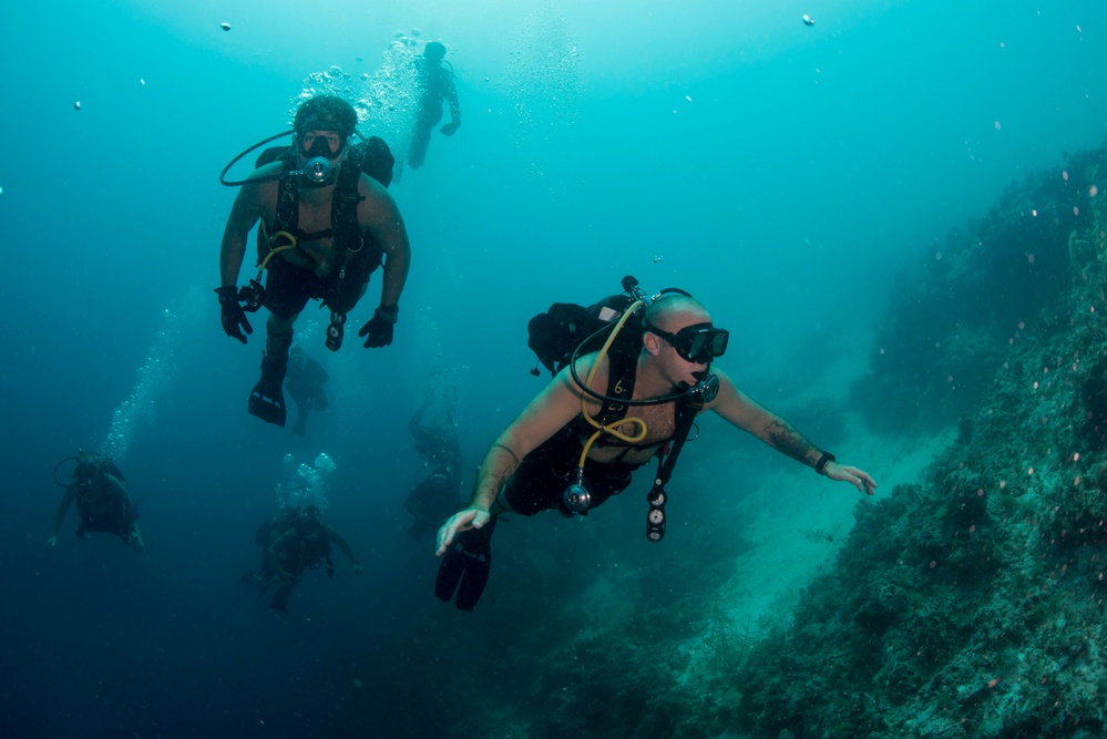 US Navy divers and Belizean Coast Guard divers work together during Southern Partnership Station '14