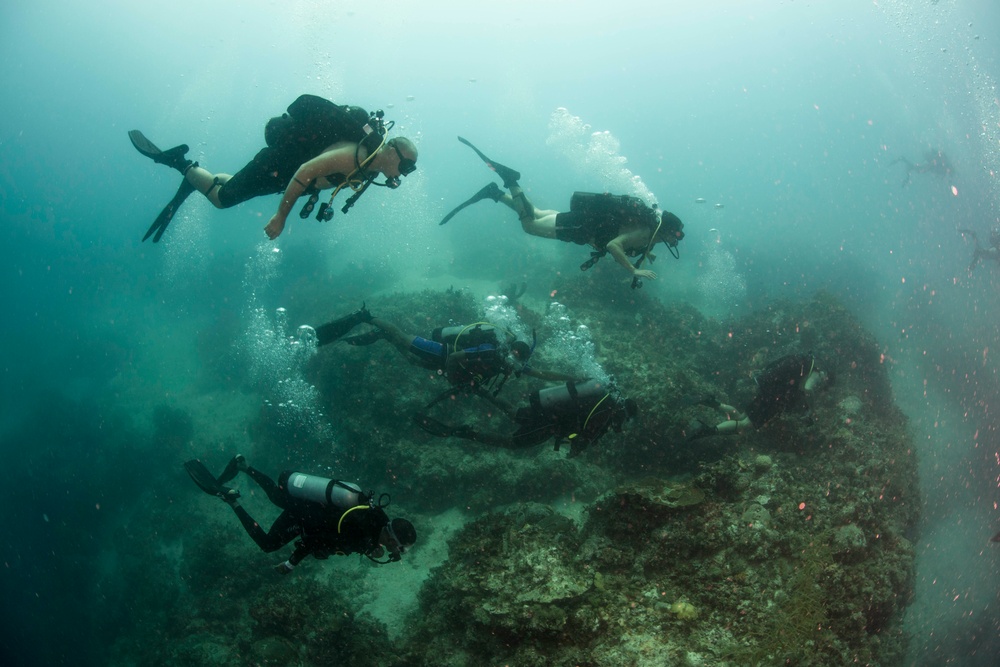 US Navy divers and Belizean Coast Guard divers work together during Southern Partnership Station '14