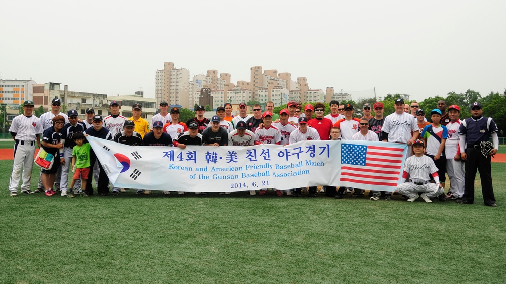 Gunsan City hosts baseball game against the Wolf Pack
